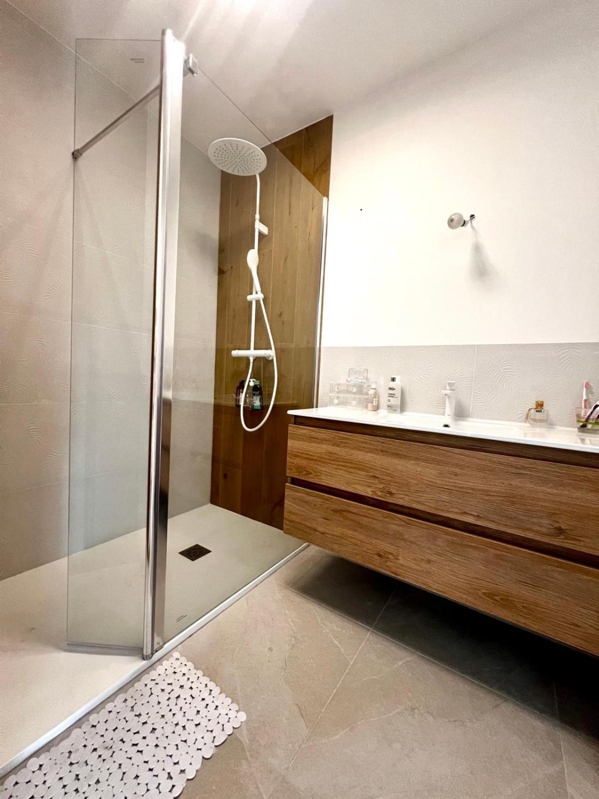Seafront One Bedroom Apartment With A Terrasse Swimming Pool And A Parking Antibes Exterior photo